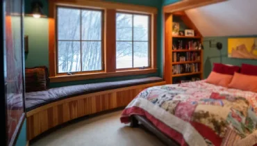 Window seat in bedroom.