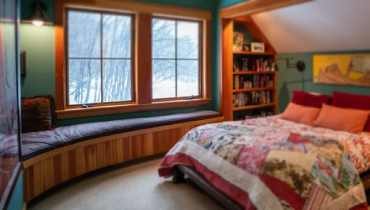 window seat in bedroom